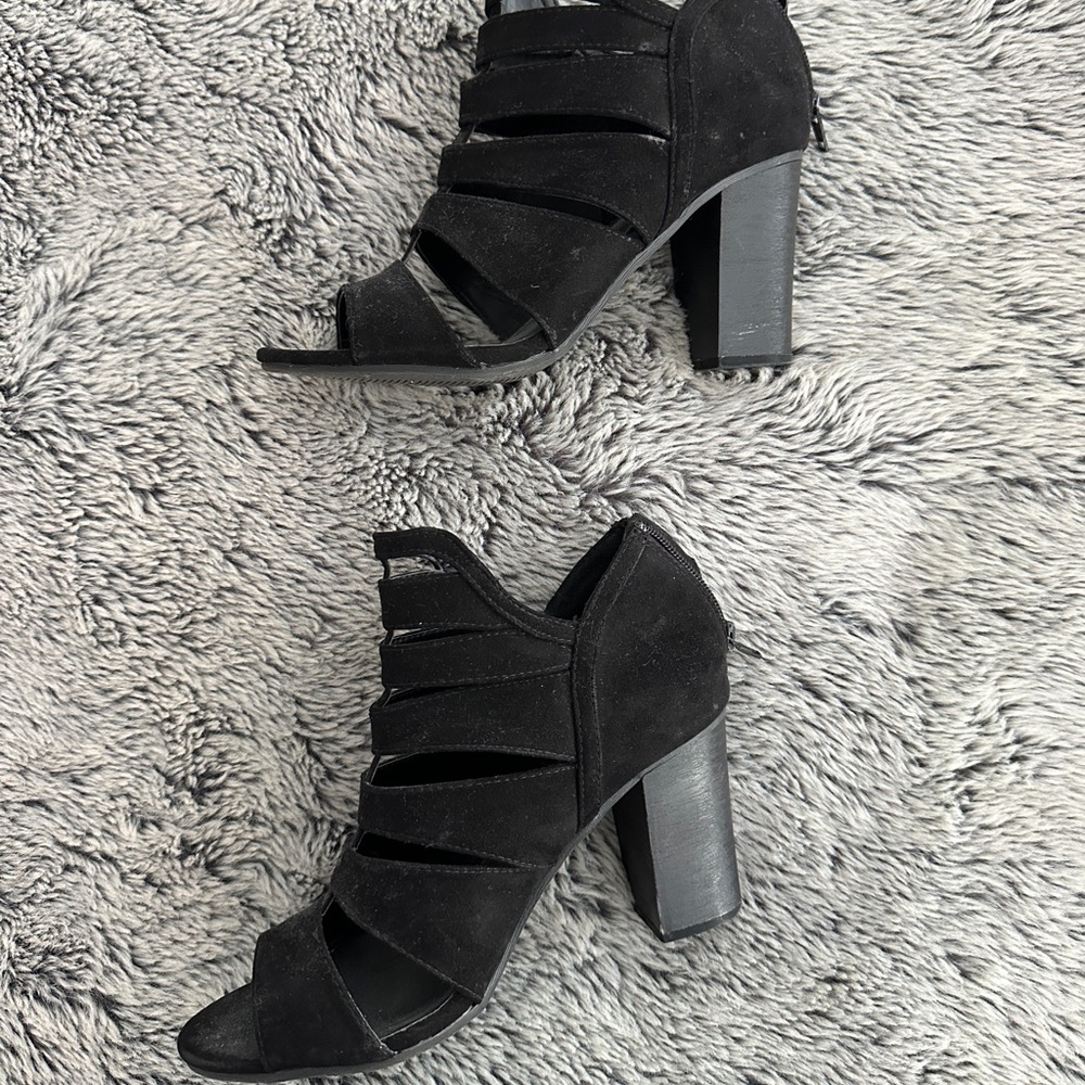black heels - Picture 2 of 4